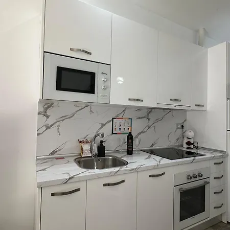 A1 - Ground-floor 2-bedroom With Free Private Parking - 100 M From La Carihuela شقة