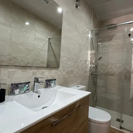 شقة A1 - Ground-floor 2-bedroom With Free Private Parking - 100 M From La Carihuela *