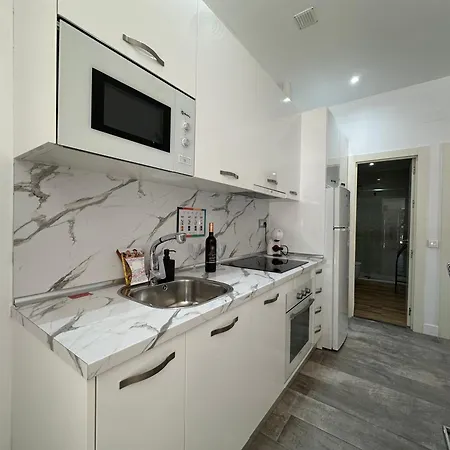 شقة A1 - Ground-floor 2-bedroom With Free Private Parking - 100 M From La Carihuela *