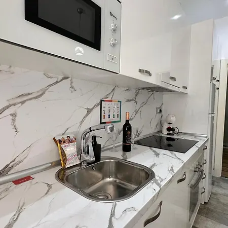 A1 - Ground-floor 2-bedroom With Free Private Parking - 100 M From La Carihuela * توريمولينوس