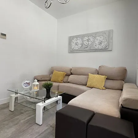 A1 - Ground-floor 2-bedroom With Free Private Parking - 100 M From La Carihuela شقة