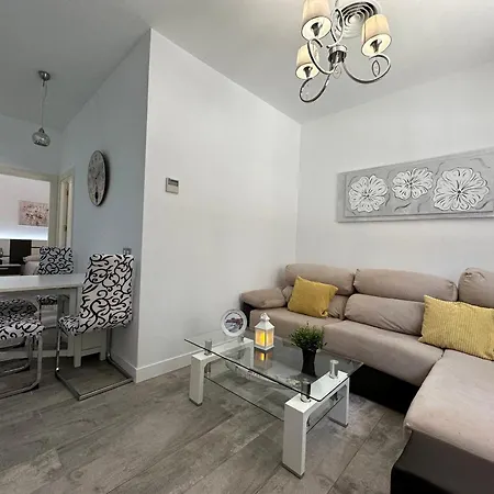 A1 - Ground-floor 2-bedroom With Free Private Parking - 100 M From La Carihuela شقة