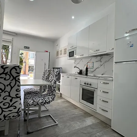 A1 - Ground-floor 2-bedroom With Free Private Parking - 100 M From La Carihuela شقة *