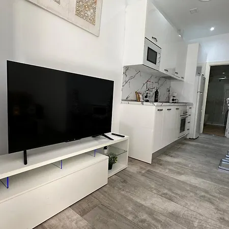 A1 - Ground-floor 2-bedroom With Free Private Parking - 100 M From La Carihuela *