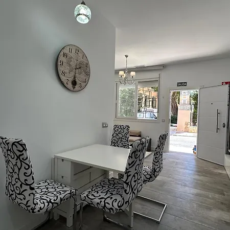A1 - Ground-floor 2-bedroom With Free Private Parking - 100 M From La Carihuela شقة *