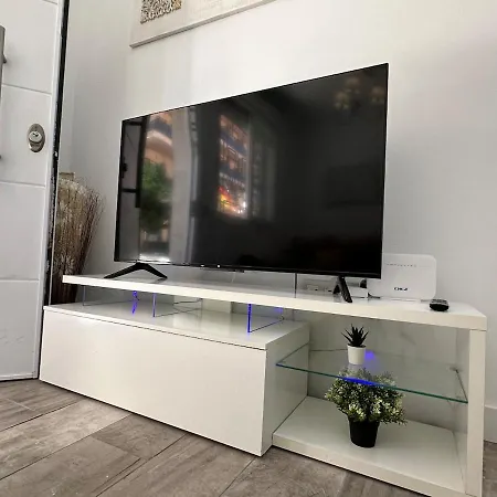 A1 - Ground-floor 2-bedroom With Free Private Parking - 100 M From La Carihuela شقة
