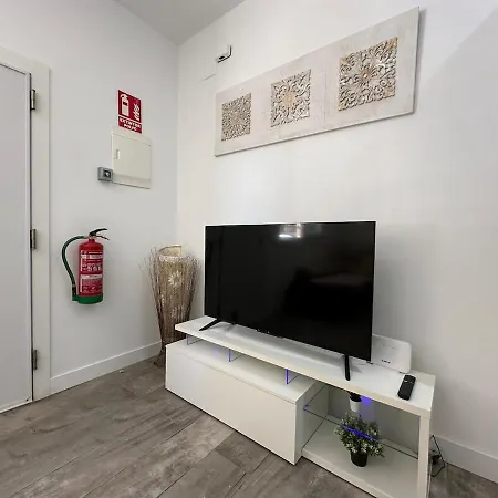 A1 - Ground-floor 2-bedroom With Free Private Parking - 100 M From La Carihuela *