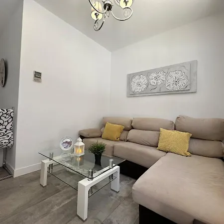 A1 - Ground-floor 2-bedroom With Free Private Parking - 100 M From La Carihuela شقة توريمولينوس